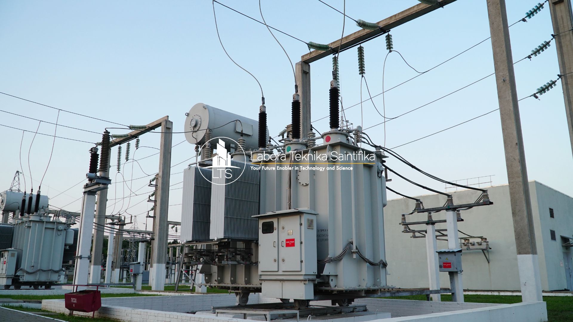 Distribusi tenaga listrik berfokus pada bagaimana listrik diubah dan disalurkan dari jaringan transmisi ke rumah-rumah hingga berbagai infrastruktur lainnya