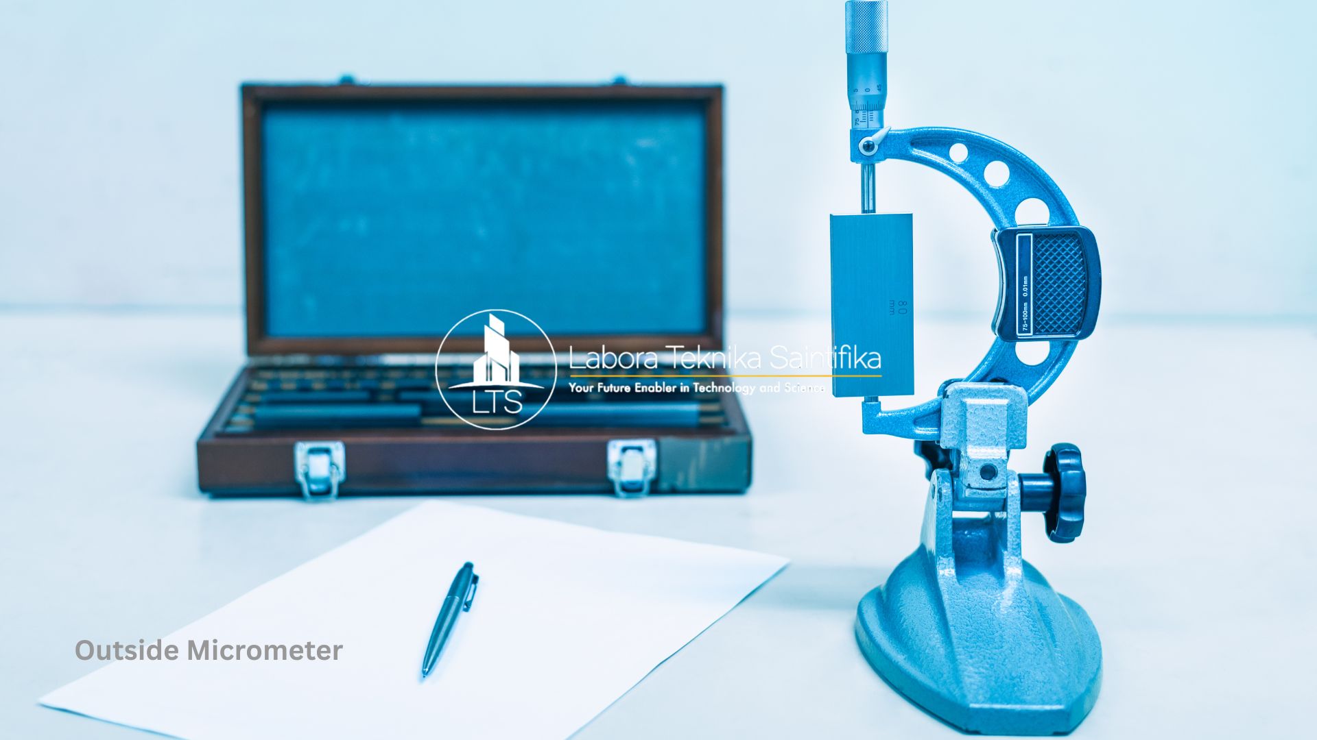 Kalibrasi mikrometer luar di laboratorium