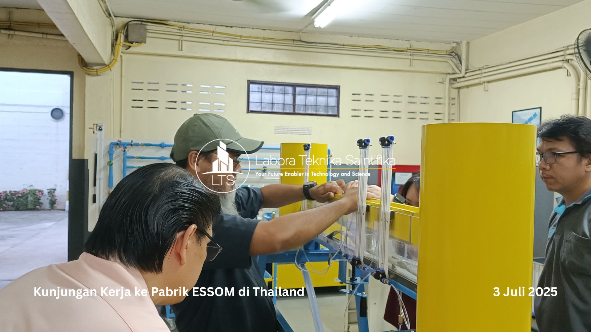 direktur teknik dan staf teknisi pt labora teknika saintifika mengunjungi pabrik dari mitra pt labora teknika saintifika ESSOM di Thailand