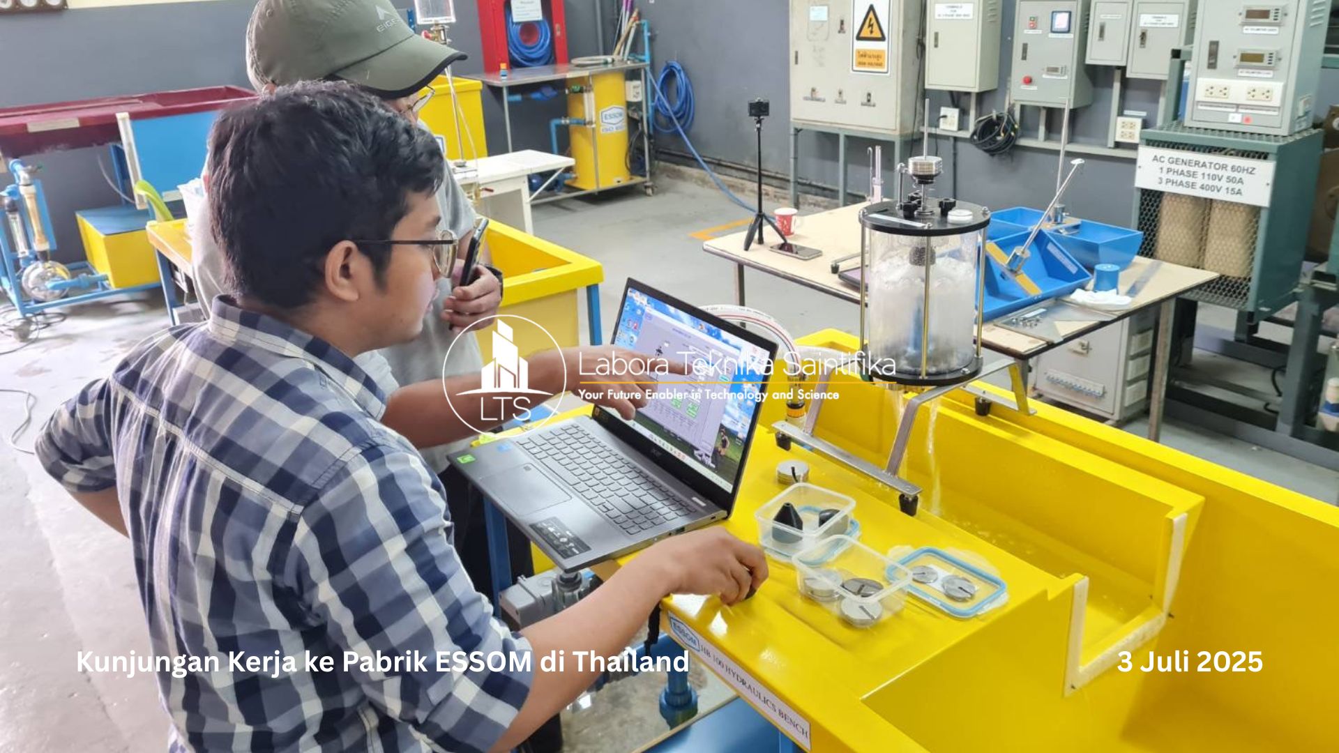 direktur teknik dan staf teknisi pt labora teknika saintifika mengunjungi pabrik dari mitra pt labora teknika saintifika ESSOM di Thailand