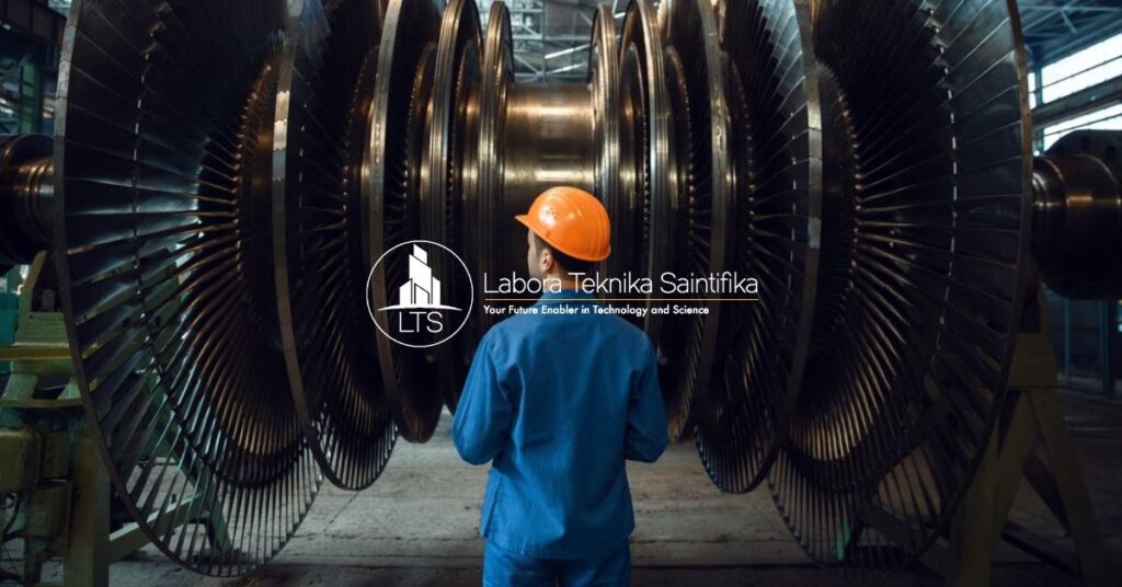 seorang teknisi sedang melakukan pemeriksaan turbin gas
